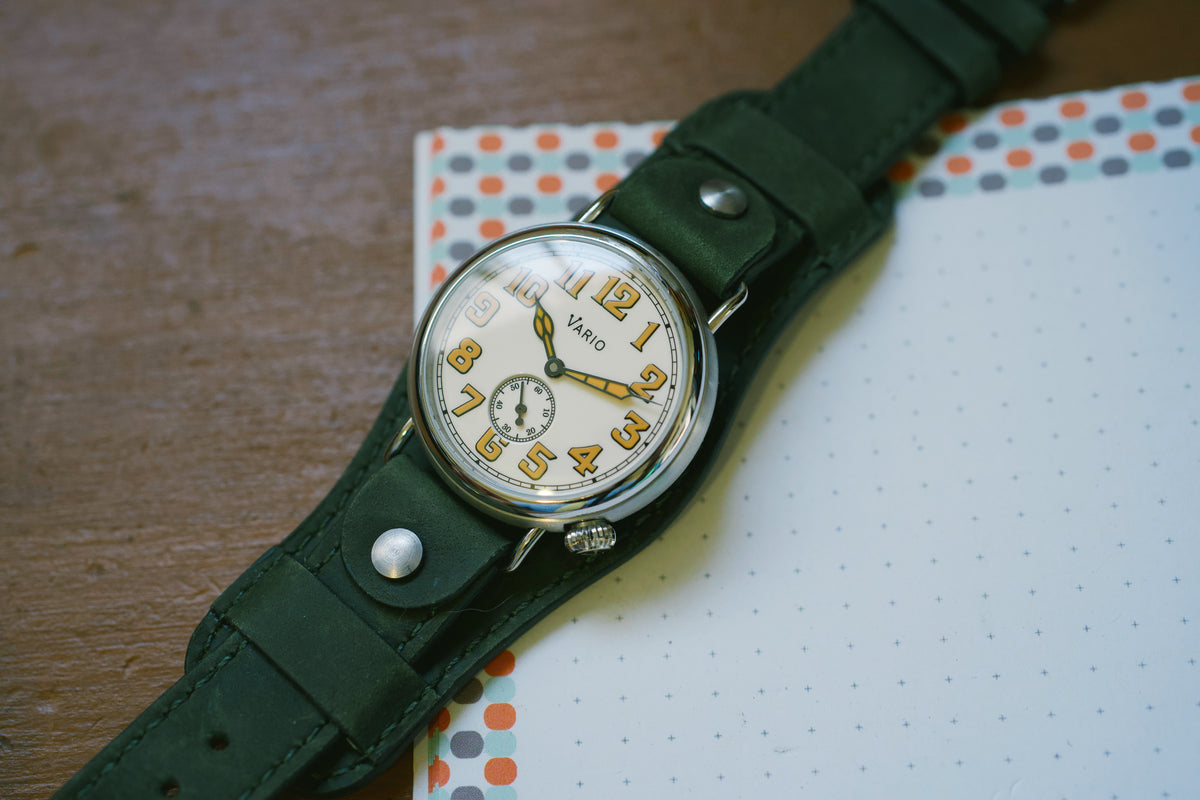 つ*ん様 Vario ヴァリオ 1918トレンチ ウォッチ 自動巻腕時計 Vario 1918 Trench Watch – The Time Teller Shop