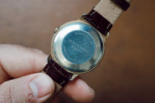 Load image into Gallery viewer, Vintage Timex Auto Linen Dial